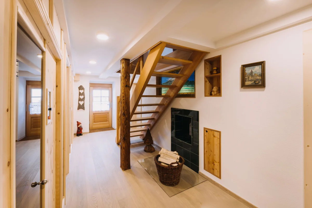 Flur mit Treppe und Holzdetails im Innenbereich