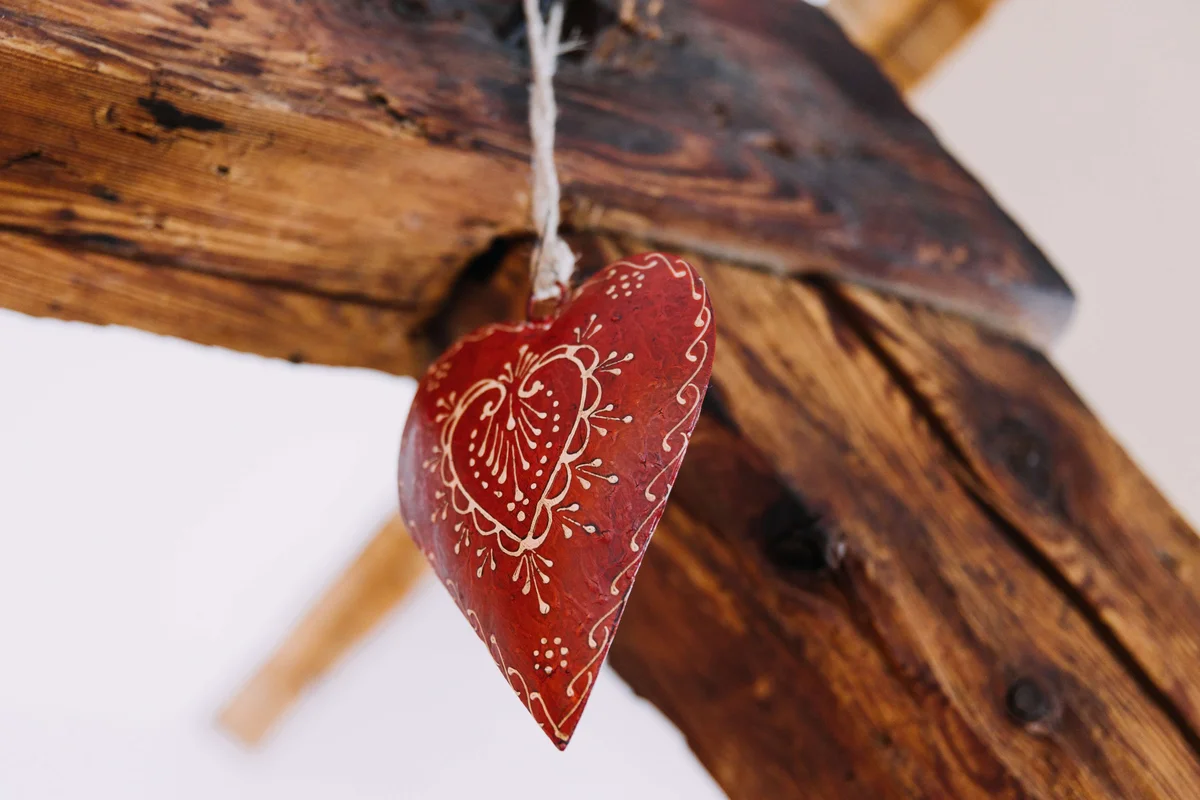 Herzförmige Dekoration aus Holz im alpinen Stil