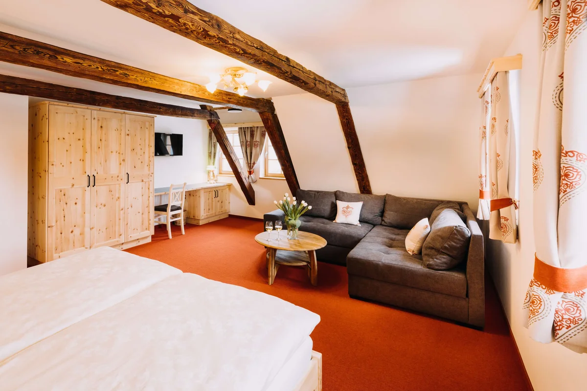 Schlafzimmer mit Sofa und Dachschrägen