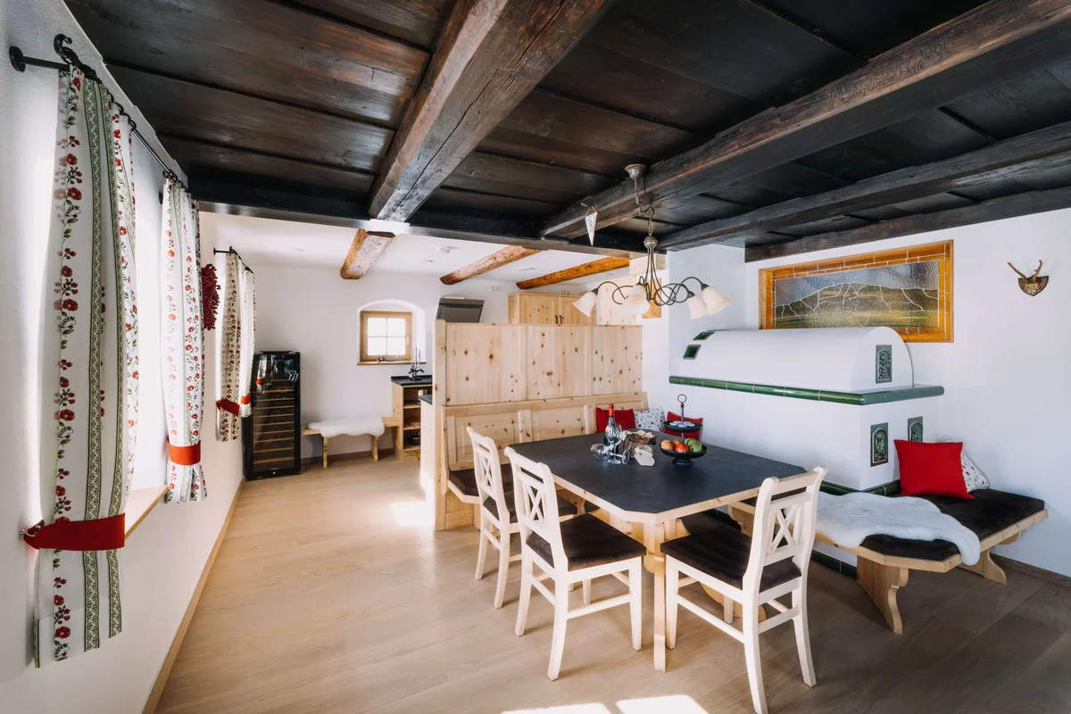 Gemütlicher Essbereich mit Holzmöbeln und rustikalem Ambiente in der Ferienwohnung