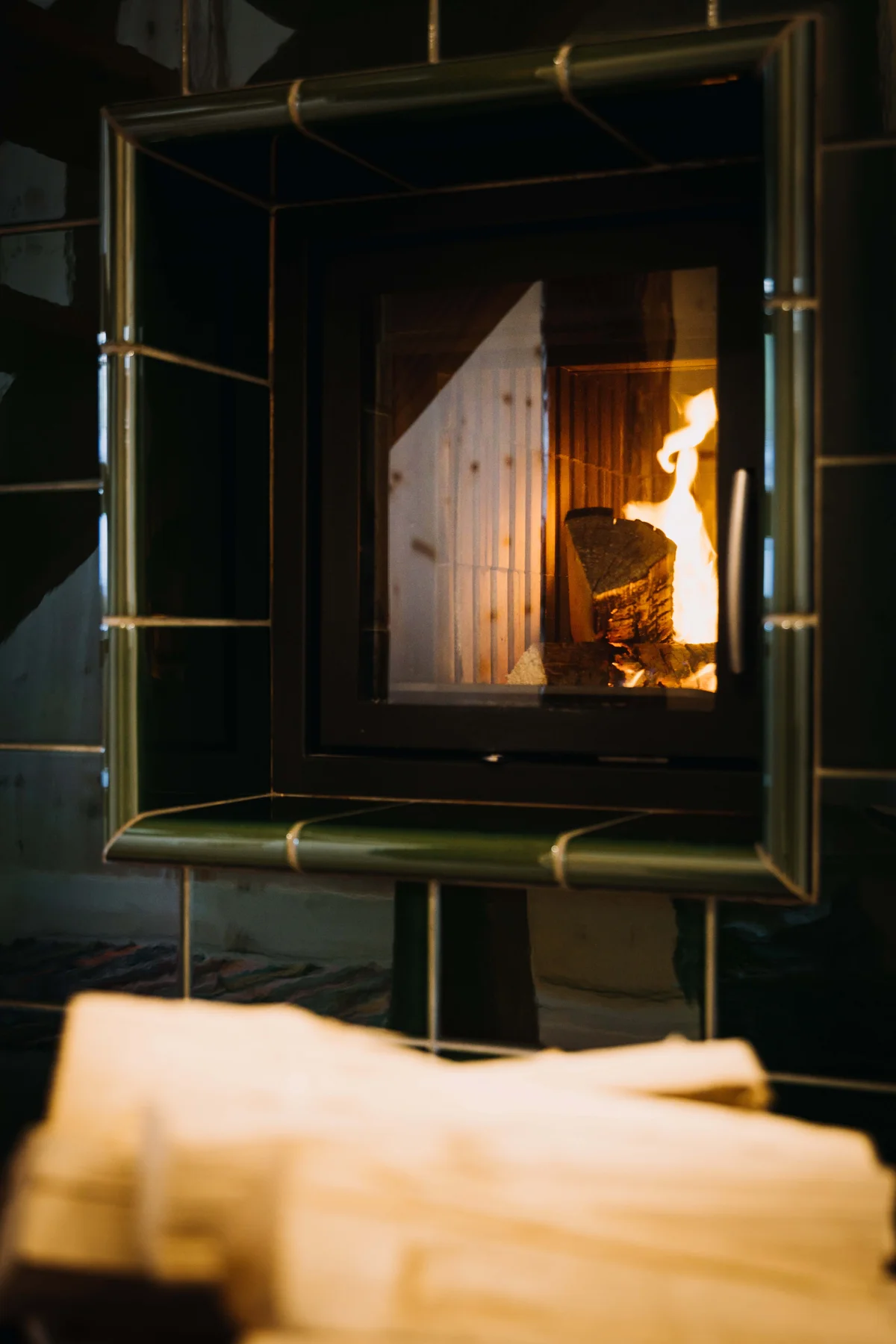 Kamin mit brennendem Feuer für gemütliche Atmosphäre
