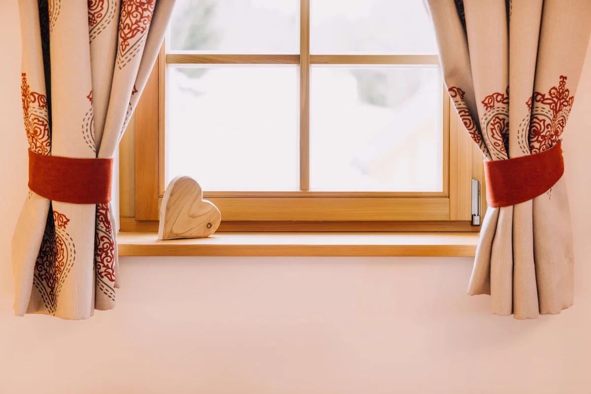 Fenster mit Vorhängen und Blick nach draußen