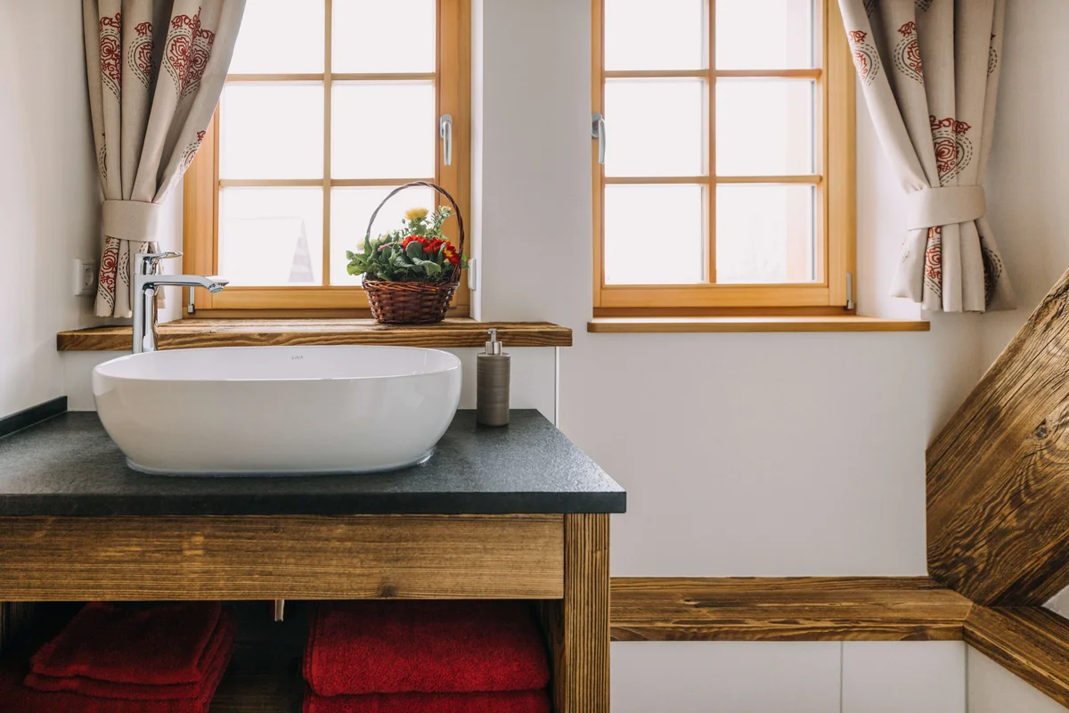 Badezimmer mit Waschbecken und Holzdetails