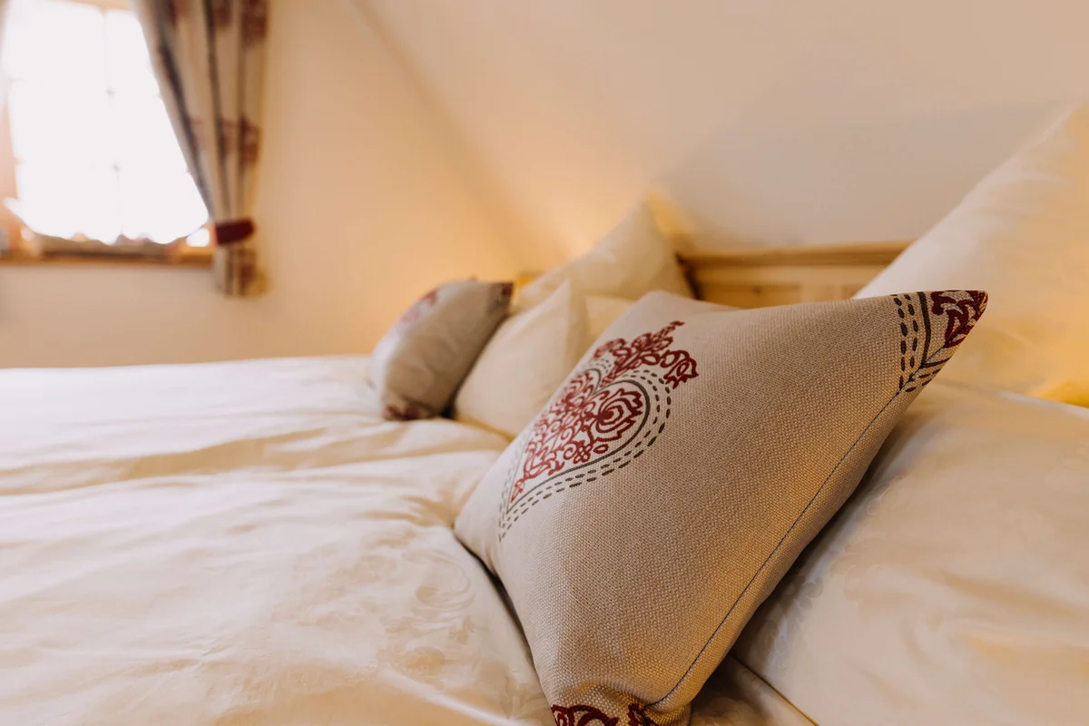 Schlafzimmer mit Doppelbett und Holzmöbeln