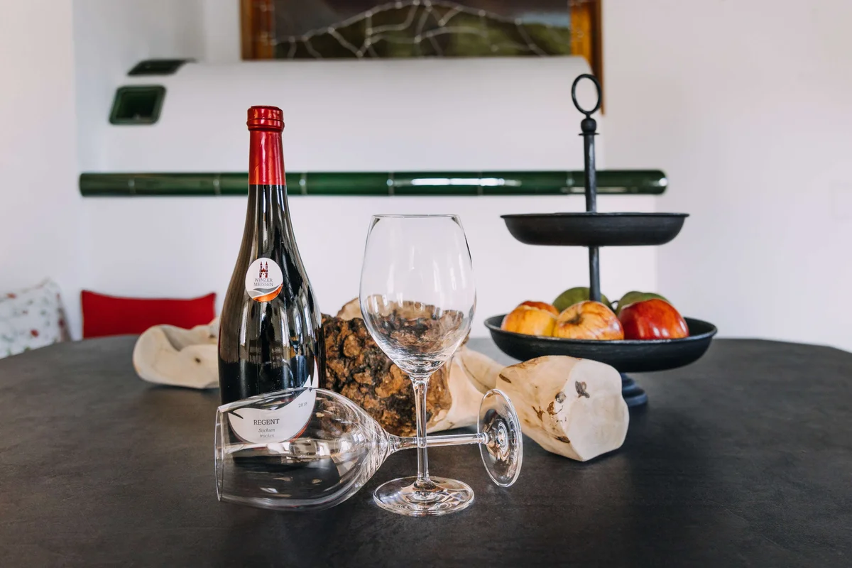Esstisch mit Wein, Gläsern und regionalen Spezialitäten