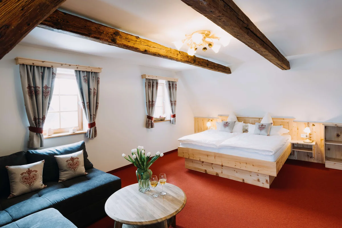 Schlafzimmer mit Holzbalken und gemütlicher Einrichtung