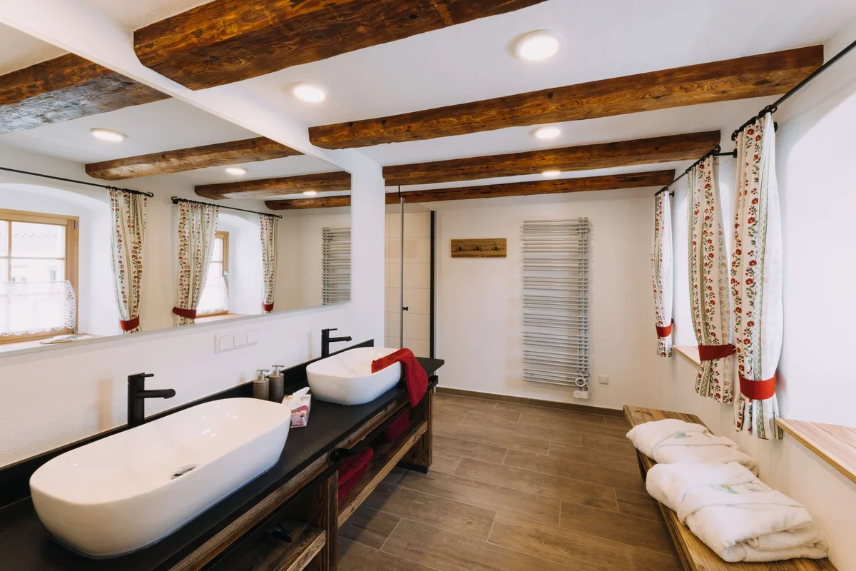 Badezimmer mit Holzelementen